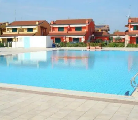 Iris 20 In Posizione Strategica, Indipendente, All'interno Del Villaggio Dei Fiori Caorle