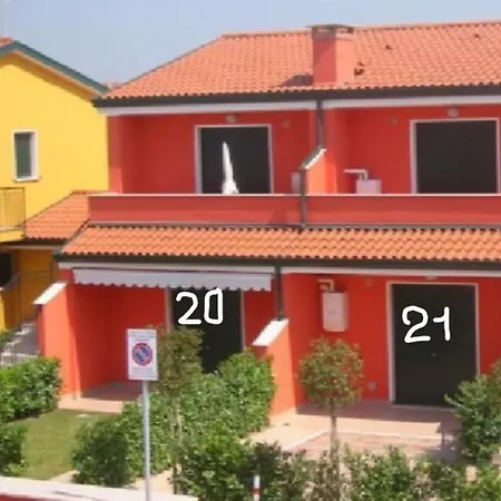 Iris 20 In Posizione Strategica, Indipendente, All'interno Del Villaggio Dei Fiori * Caorle